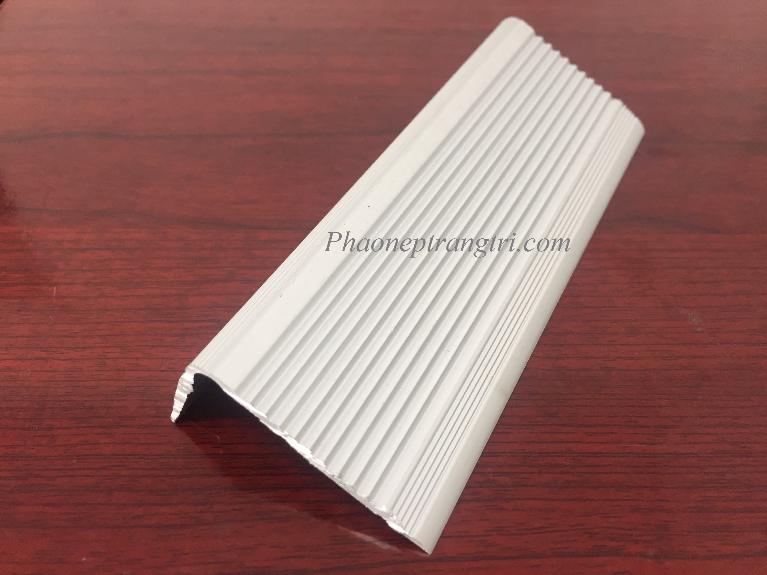 nep-nhom-chu-l, nep-chong-tron-truot, nep-op-canh-cau-thang, hinh-anh-nep-chong-tron, nep-nhom-gia-re